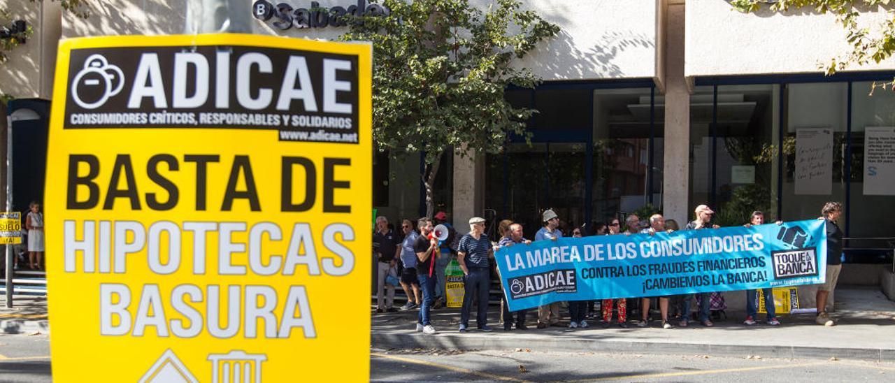 Una protesta protagonizada por Adicae contra las cláusulas suelo, precisamente en 2017.