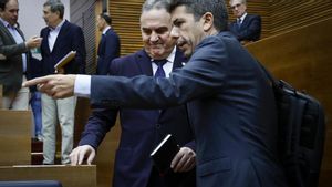 Gan Pampols entra en las Corts junto a Mazón en la sesión de control.