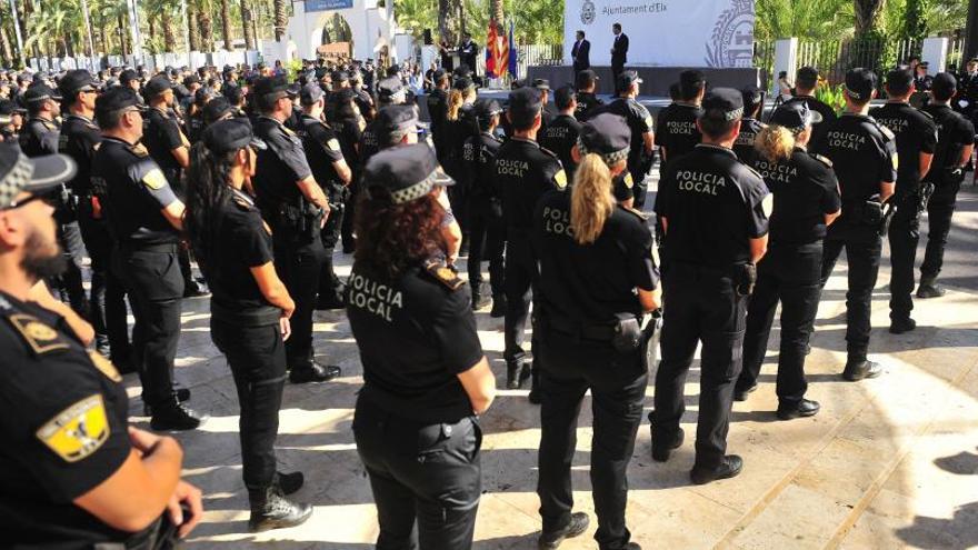 Agentes de la Policía Local, uno de los sectores que verá incrementar su retribución. | MATÍAS SEGARRA