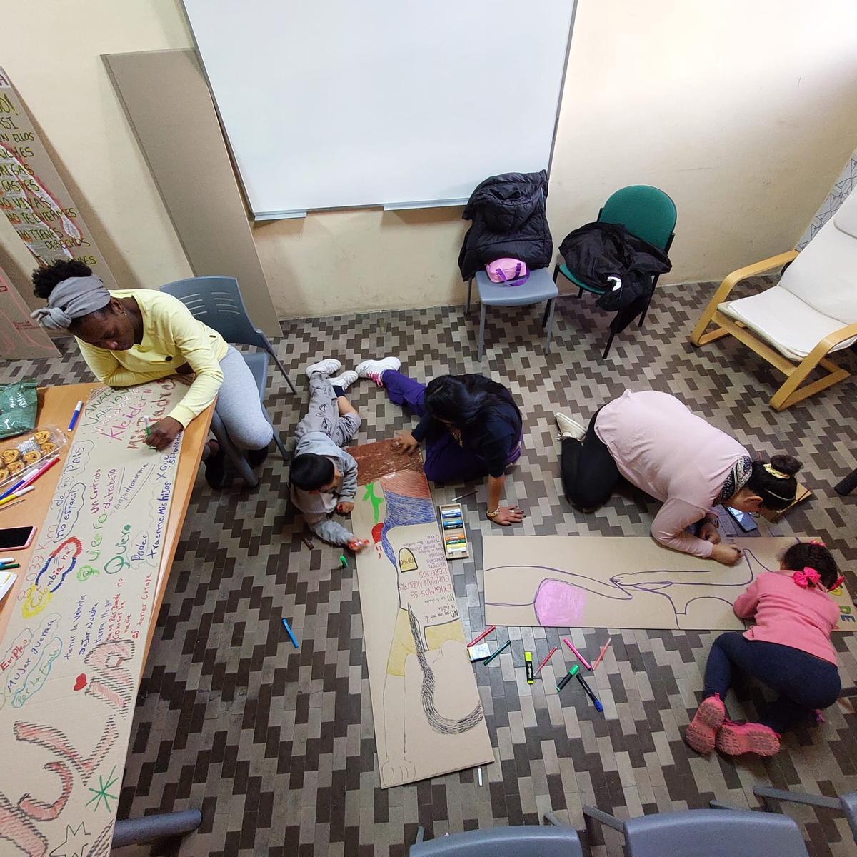 Taller de creación de carteles para empleadas domésticas de cara al día internacional de las trabajadoras del hogar.