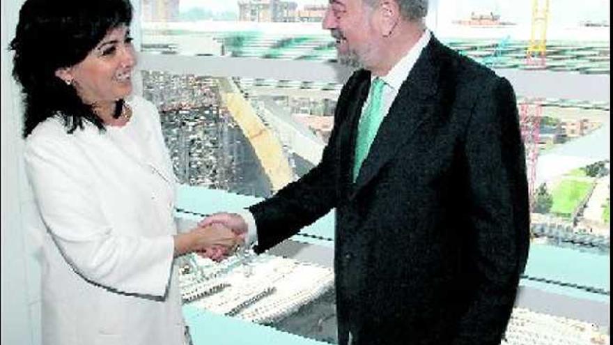 Gabino de Lorenzo saluda a Paloma Sainz durante una visita a las oficinas del Principado en el Palacio de Calatrava.