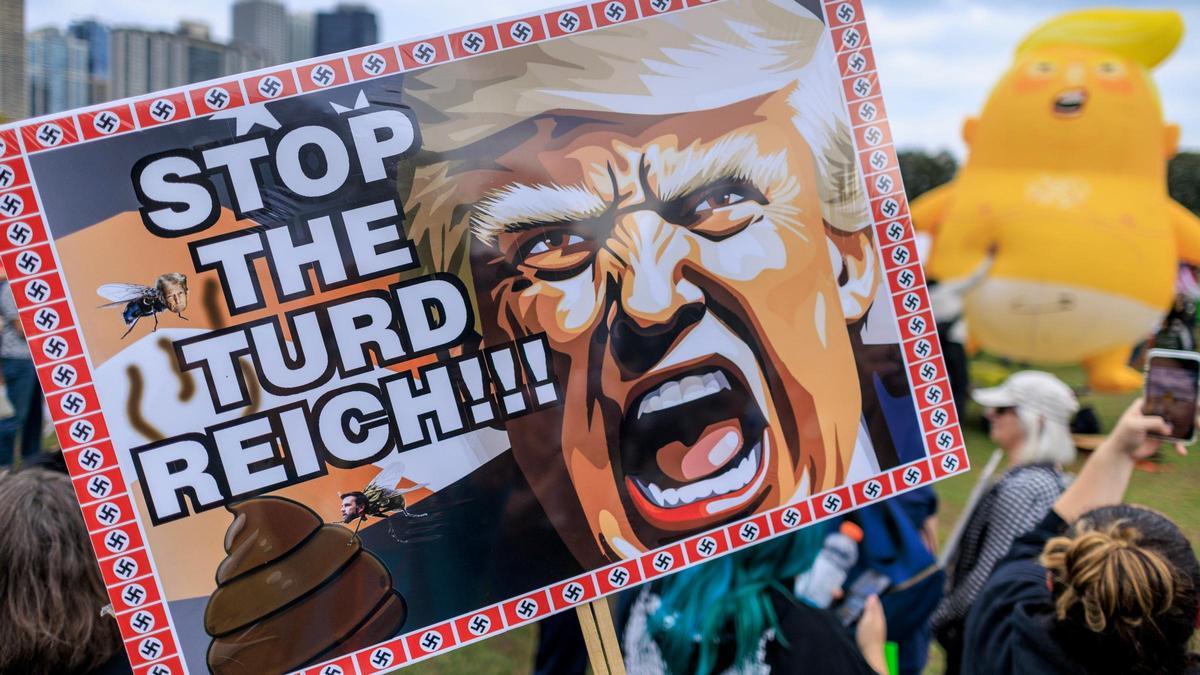 Una pancarta con la cara de Trump en la que se puede leer Stop the turd Reich, que viene a significar Freno al Reich de mierda, en alusión al nazismo de Hitler.