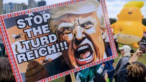 Una pancarta con la cara de Trump en la que se puede leer Stop the turd Reich, que viene a significar Freno al Reich de mierda, en alusión al nazismo de Hitler.
