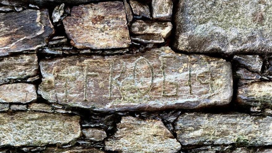 Unha lauda tallada en anfibolita: a inscrición máis antiga que se conserva en Santiago