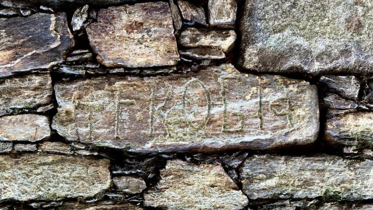 No muro da rúa Xerusalén pode verse a inscrición máis antiga de Santiago, unha lauda a &quot;Frogia&quot;