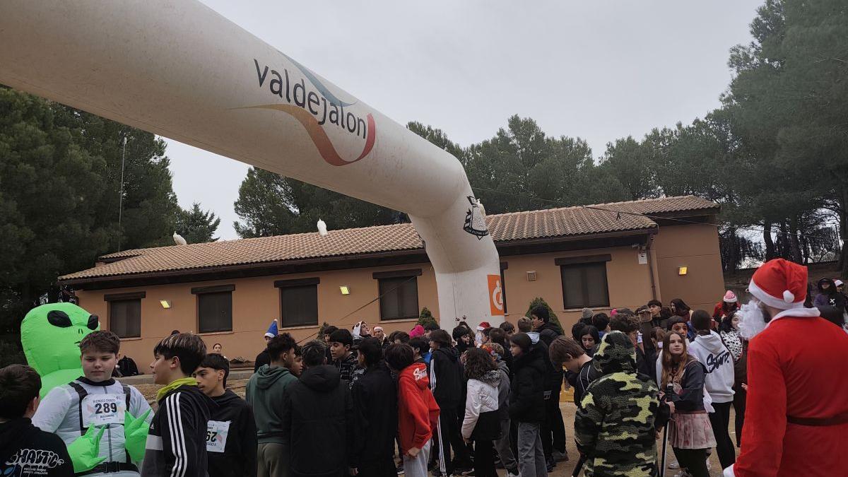 Deporte, solidaridad y diversión se dan cita en la carrera solidaria del IES Cierzo en el Aviapark de La Muela.