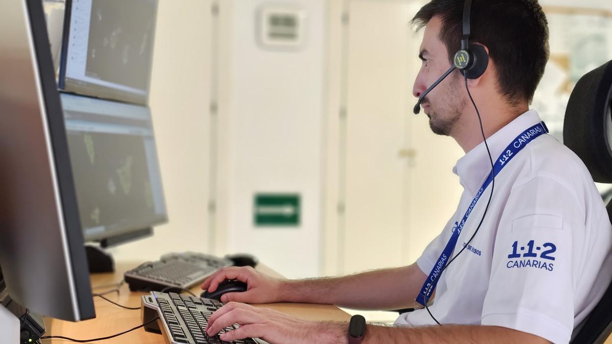 Un operador de la sala de control del Cecoes en una imagen de archivo.