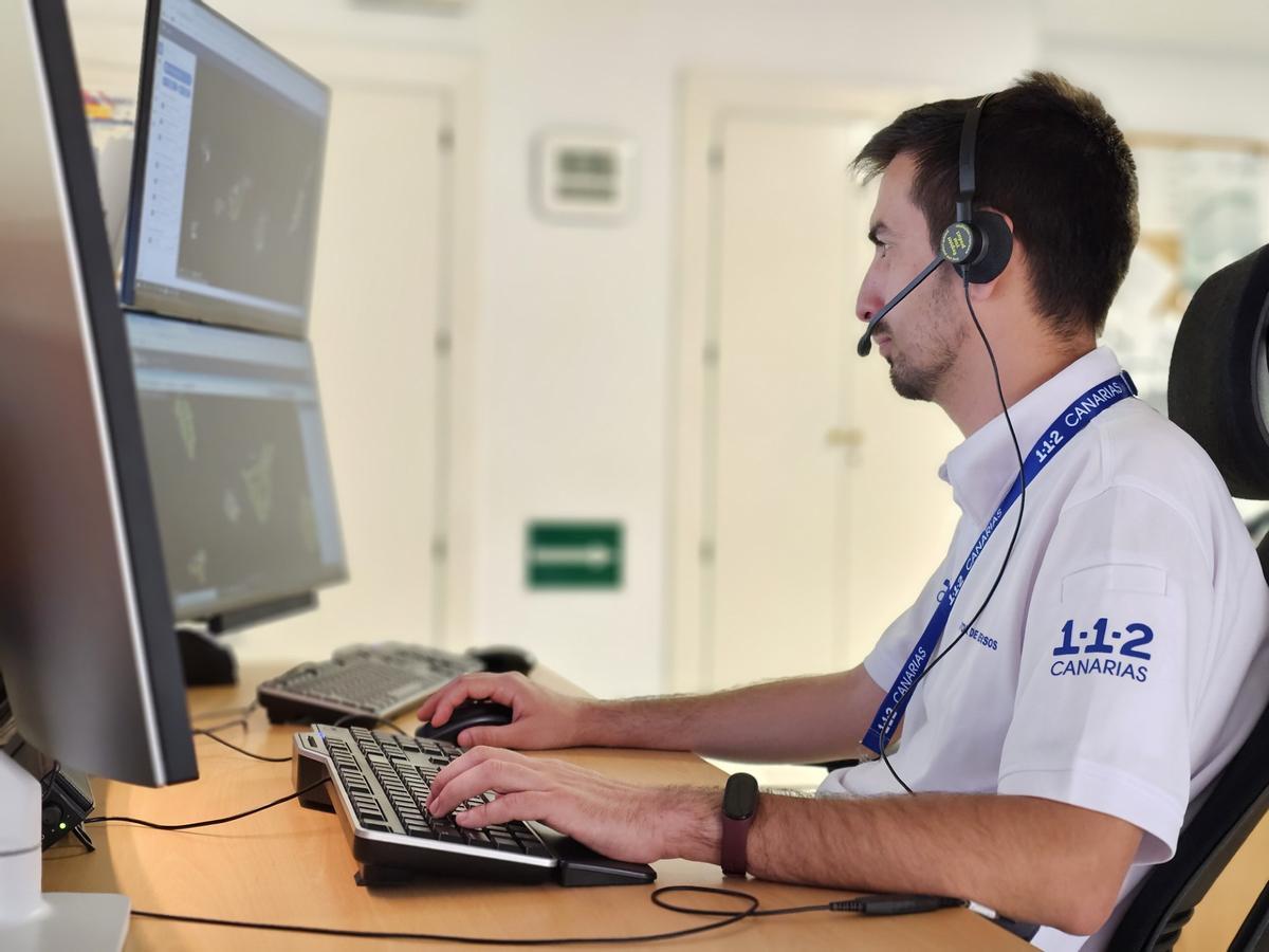 Un operador de la sala de control del Cecoes en una imagen de archivo.