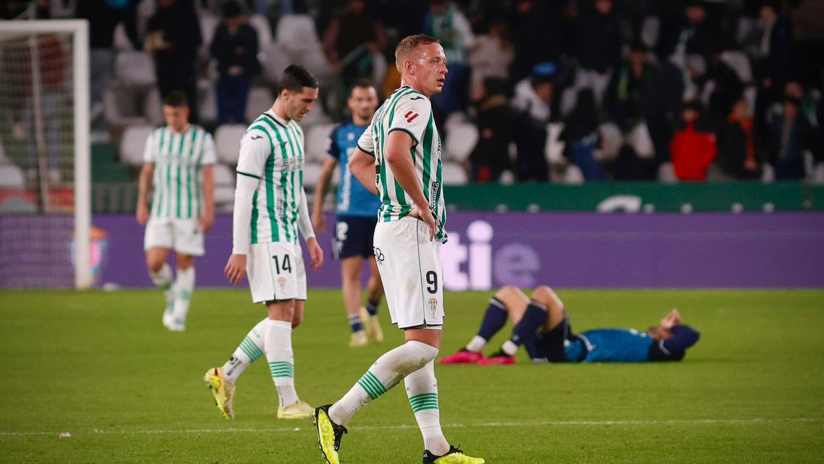 Obolskii, junto a Sergi Guardiola, disgustado tras el pasado revés ante el Cádiz.