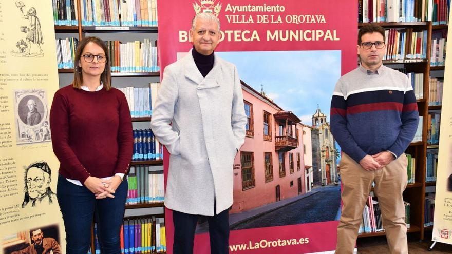 La concejala Delia Escobar; el alcalde, Francisco Linares,  y el director de la Biblioteca Municipal, Juan Carlos González.