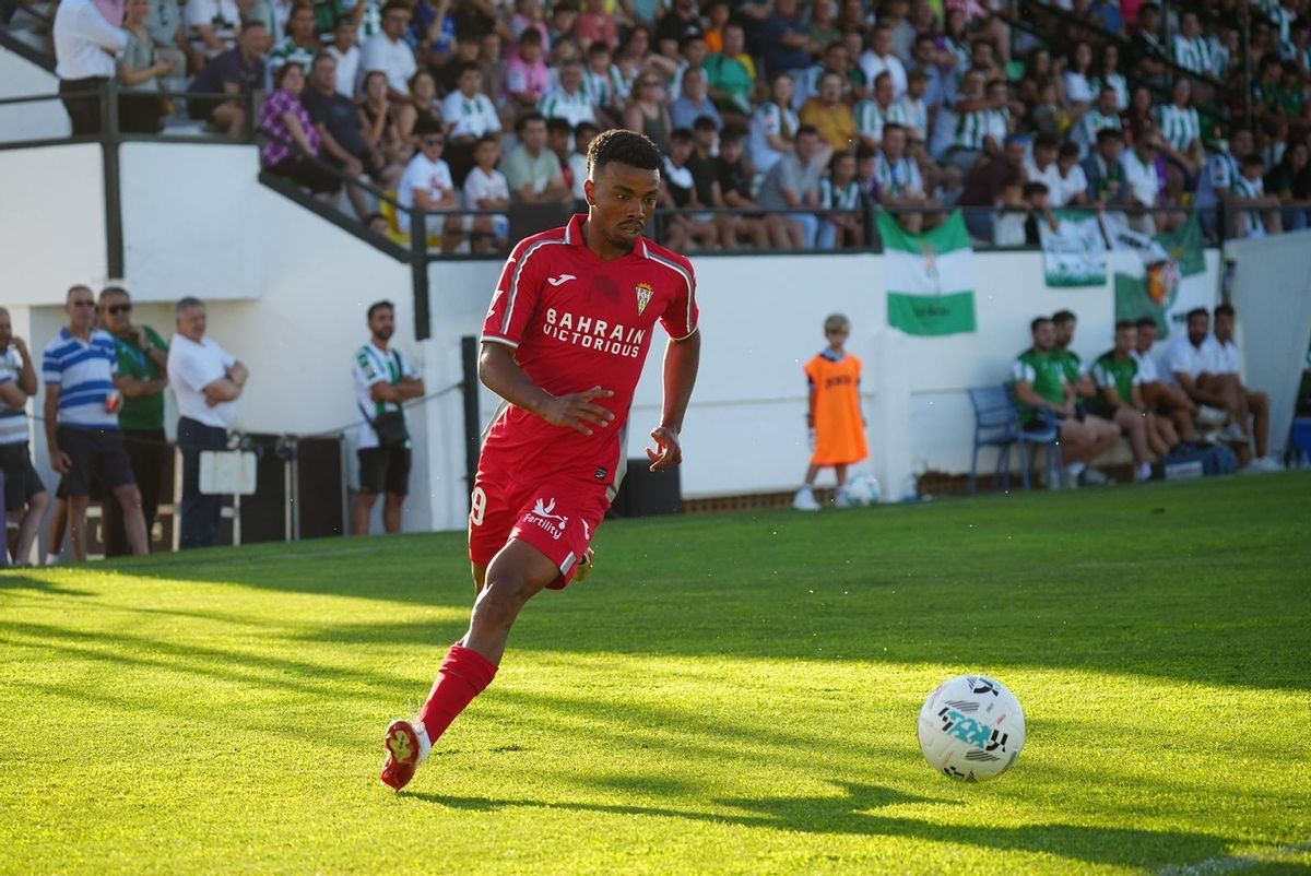 Dalisson conduce el esférico durante el cruce ante el Tánger en Pozoblanco.