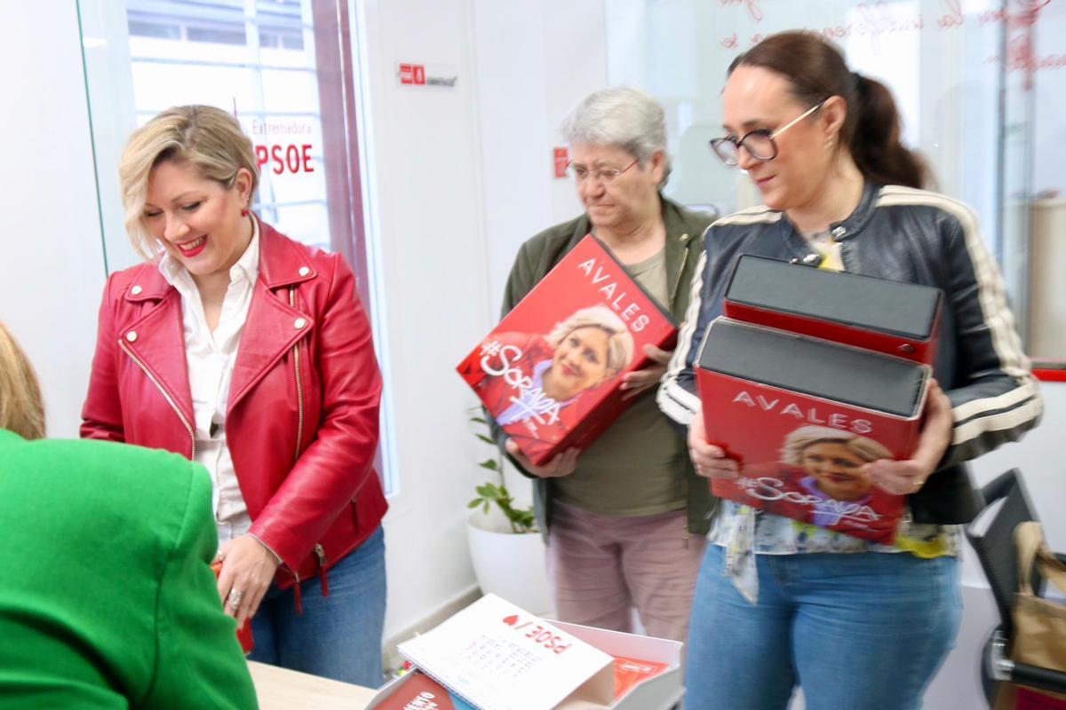 Soraya Vega registra sus avales para concurrir a las primarias del PSOE de Extremadura.