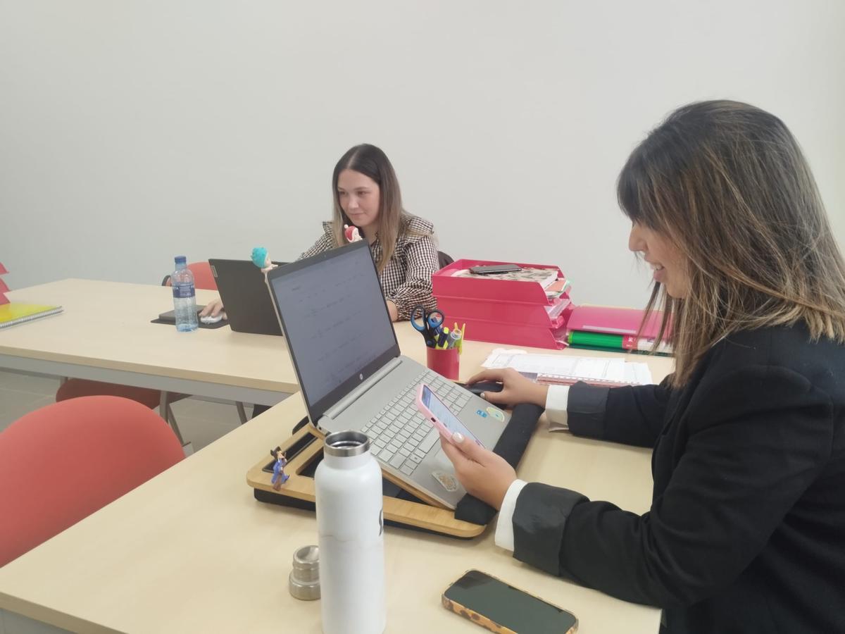 En primer término, Lucía Rodríguez García, al fondo, Lorena del Rosal García.