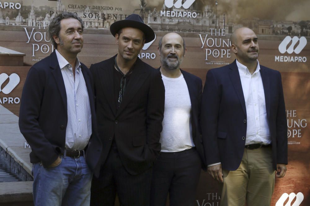 Jude Law y Javier Cámara presentan 'The Young Pope'