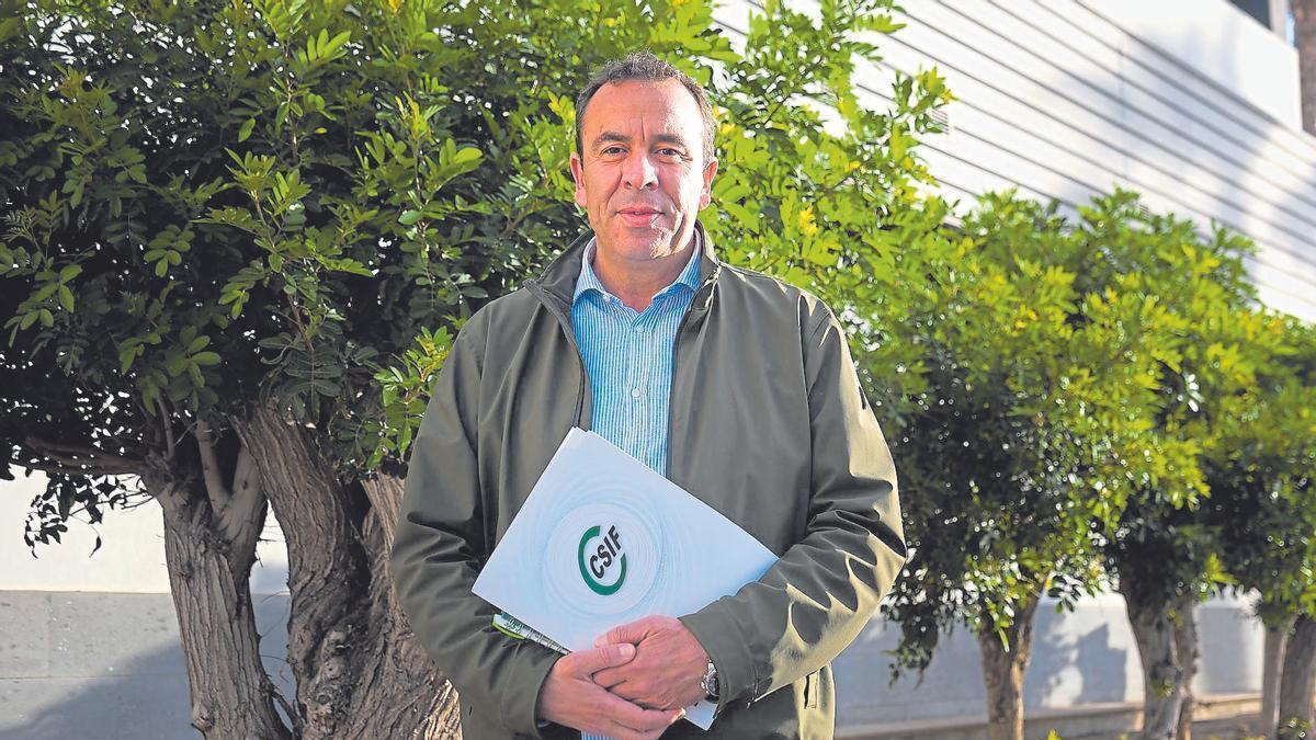 Francisco Lama, secretario nacional de Acción Sindical de CSIF, este martes frente a la fachada de LA PROVINCIA momentos antes de la entrevista.