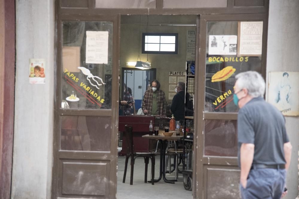 El bar «La Font» es converteix en el centre neuràlgic del rodatge de «Las leyes de la frontera»