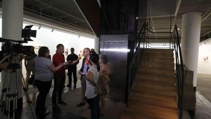 El alcalde, Jesús Vázquez, en la visita al museo municipal con el ascensor ya ubicado. // Jesús Regal