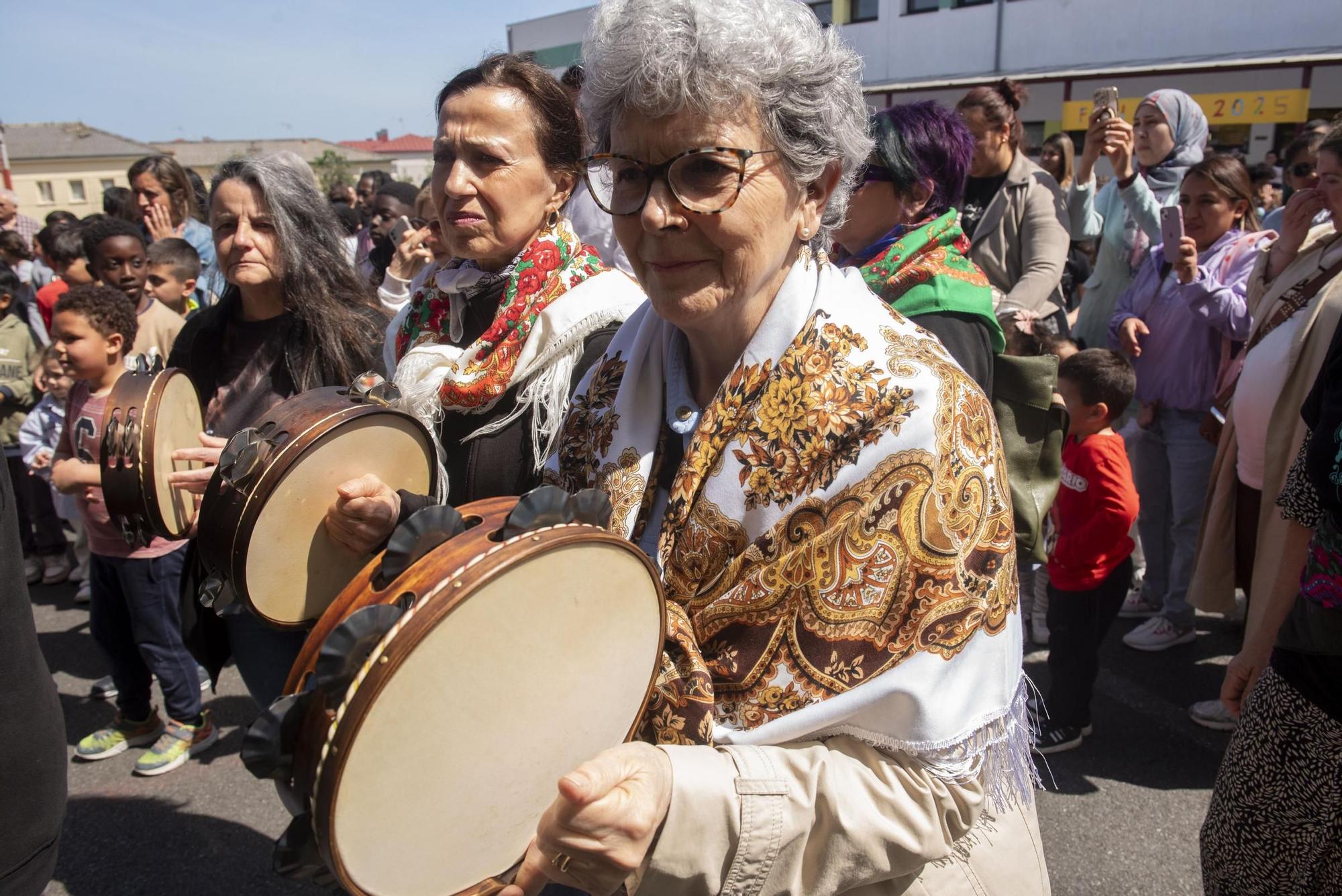 Baile, pandeireta e alegría no Raquel Camacho