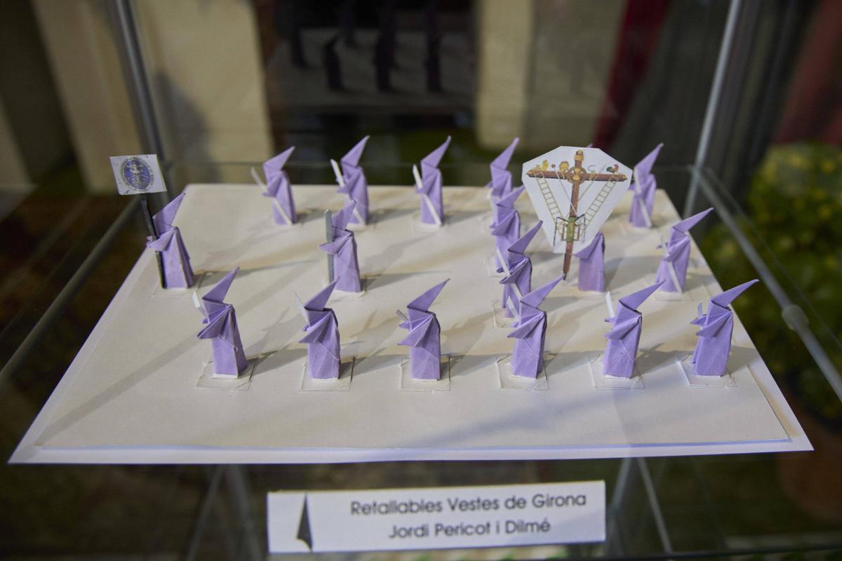 Un gironí recrea la processó de Girona amb figures de paper