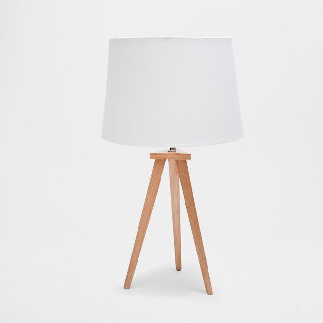Rebajas 2017: lámpara con trípode de Zara Home