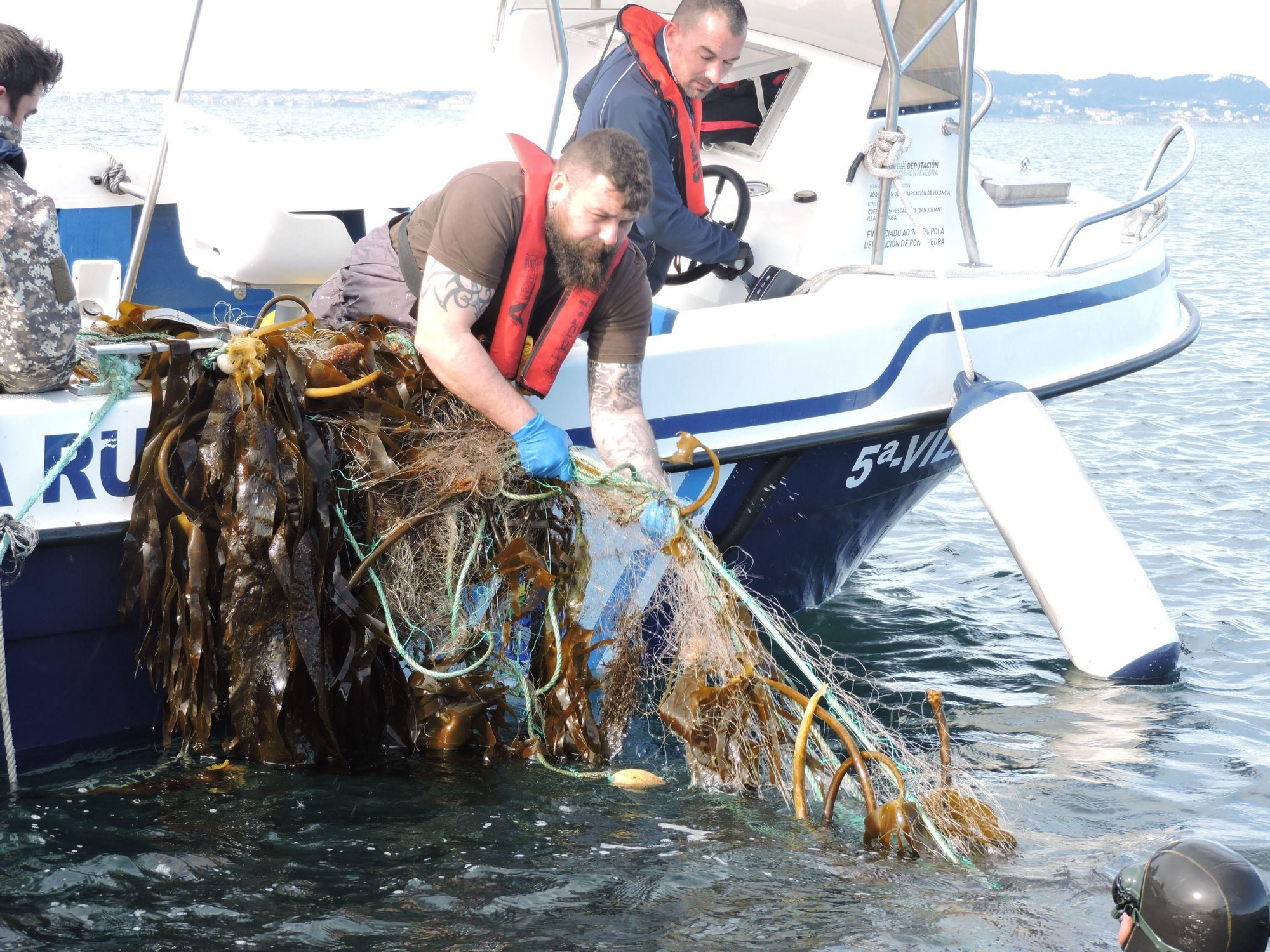 Así se lucha contra la basura marina en Areoso