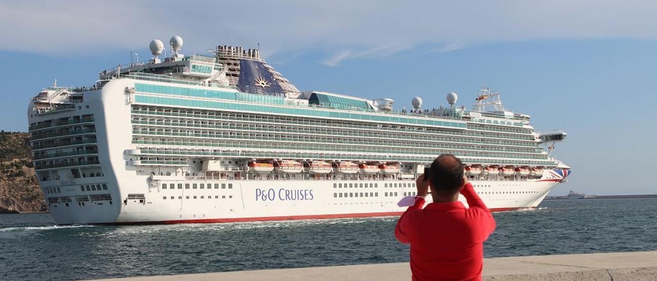 Un crucero en la bahía de Cartagena.