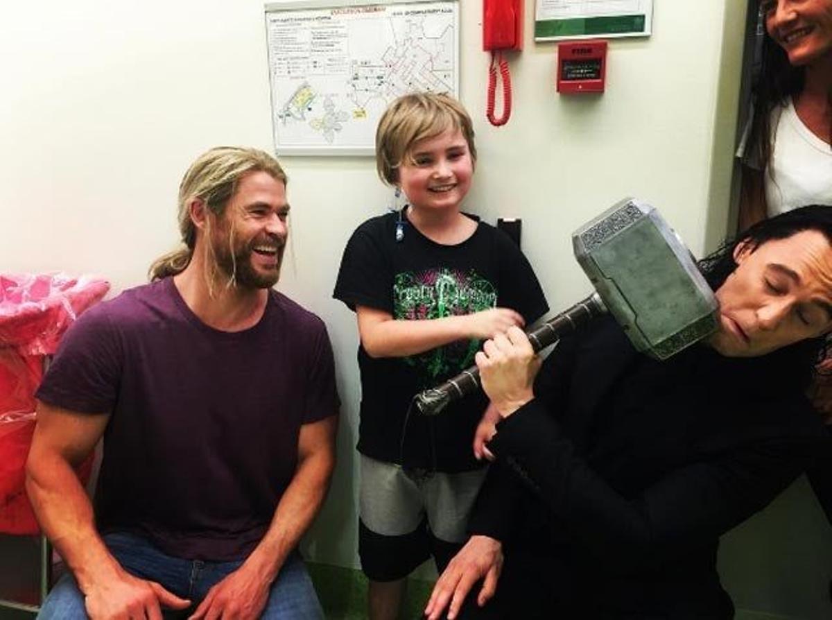 Chris Hemsworth y Tom Hiddleston visitan un hospital infantil de Brisbane