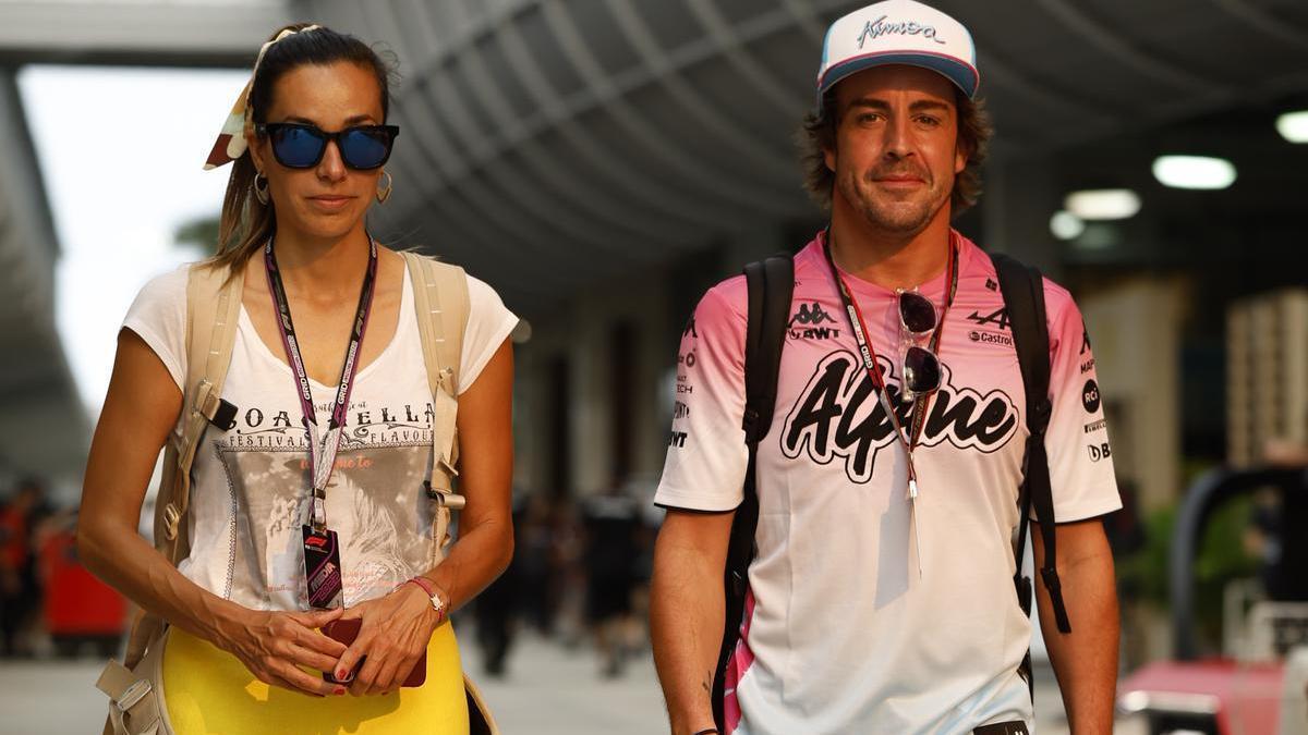 Fernando Alonso junto a su nueva novia, junto a la periodista austríaca Andrea Schlager.