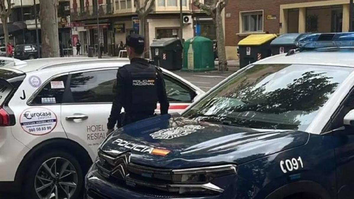 Un policía nacional vigila en la zona donde delinquió el joven condenado.