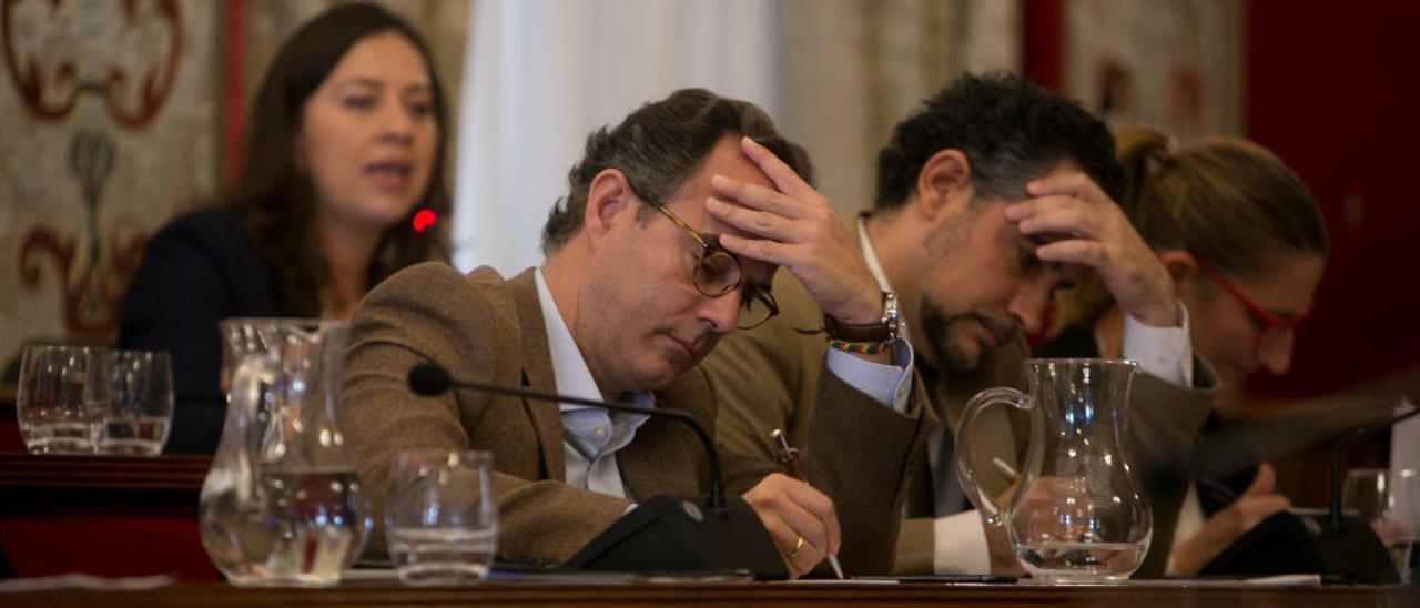 Carlos Castillo, responsable de Hacienda, en el centro, en un pleno del Ayuntamiento.