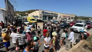 Los desalojados de un poblado chabolista de Ibiza cortan una carretera: "¡No somos delincuentes!"