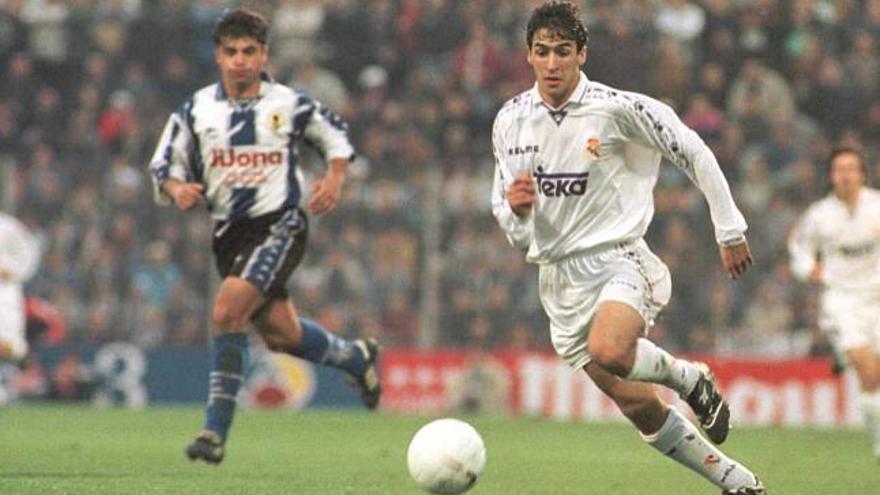 Raúl controla un balón perseguido por el herculano Ferreras durante el Hércules-Real Madrid de la temporada 96-97 celebrado en el Rico Pérez.