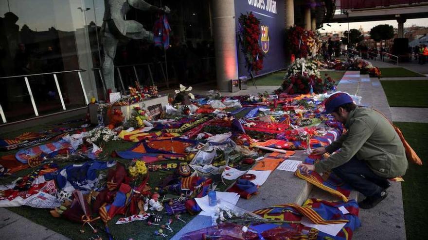 Imagen del exterior del Camp Nou, donde numerosos aficionados dejaron recuerdos en memoria de Cruyff.