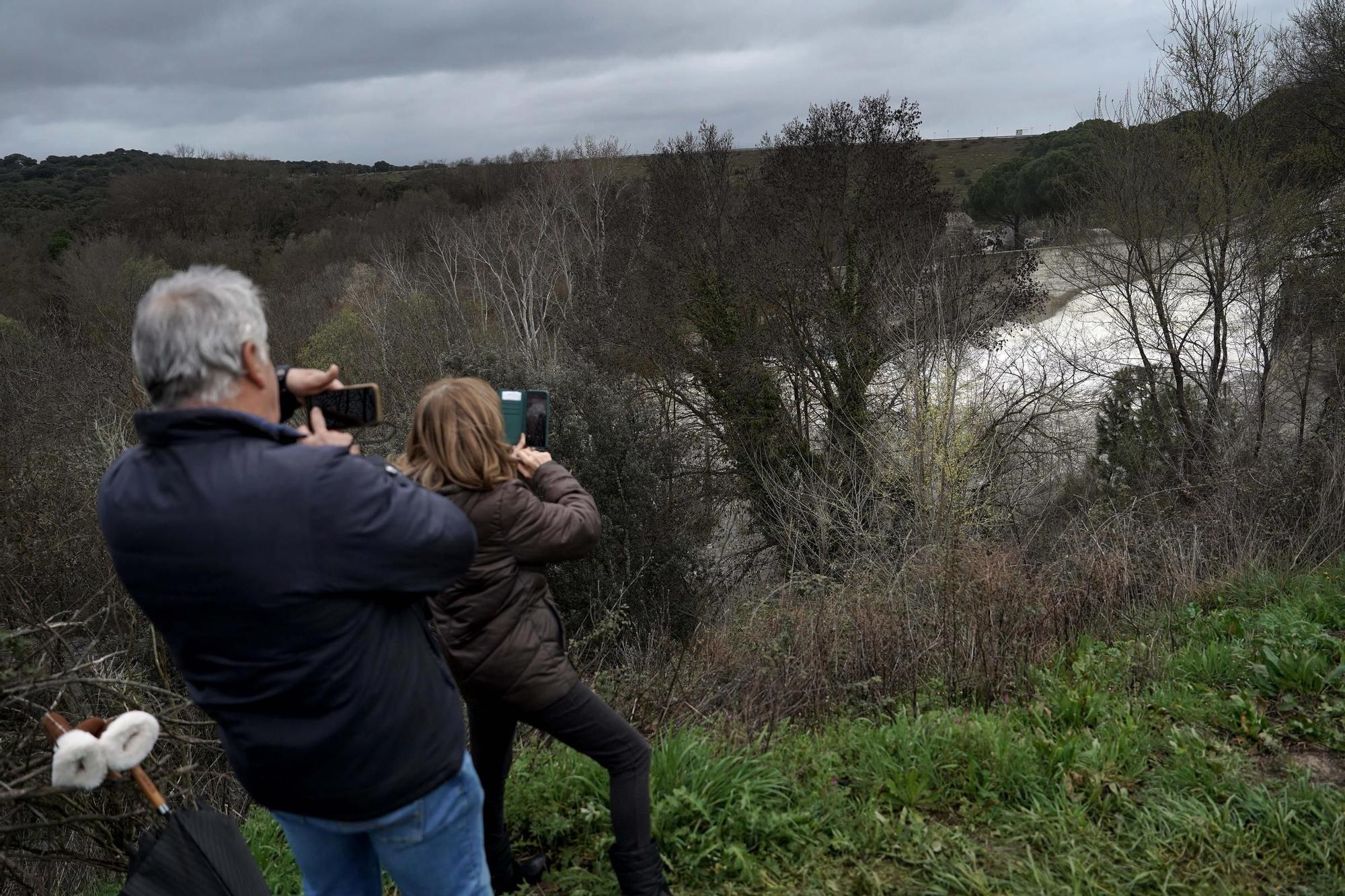 El Manzanares entra en nivel rojo por riesgo de inundaciones en Madrid.