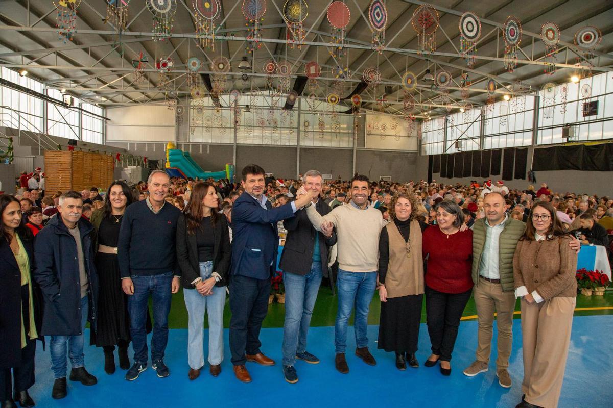 Rueda une sus manos con las de Viéitez y Luis López.