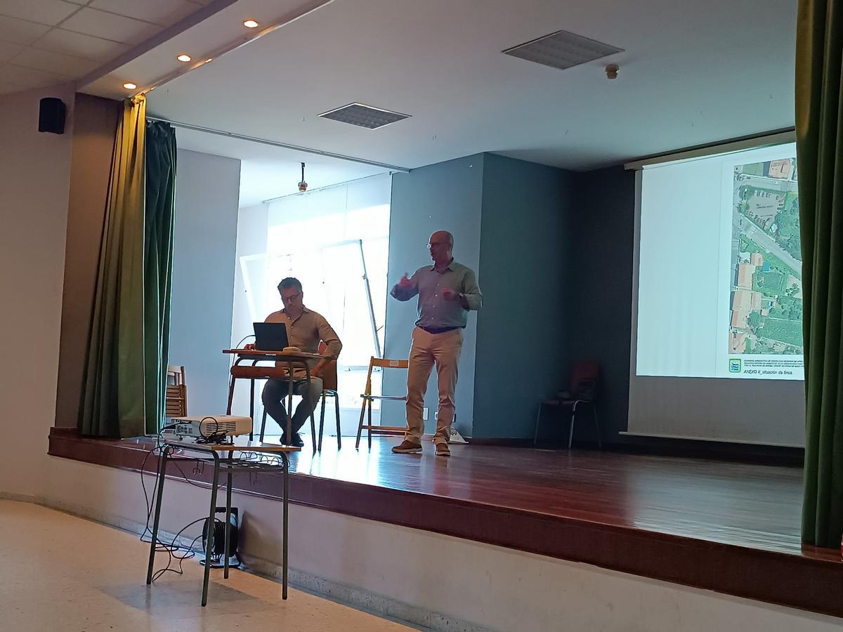 El alcalde de Bueu, Félix Juncal, y el concejal de Urbanismo, Martín Villanueva, durante la reunión con los vecinos de Beluso por el POL-12.