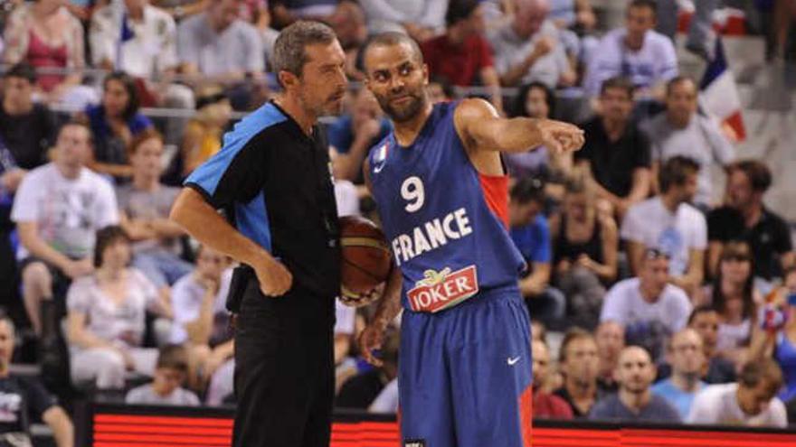 Juan Carlos Arteaga junto a Tony Parker en un amistoso este verano. | lp / dlp