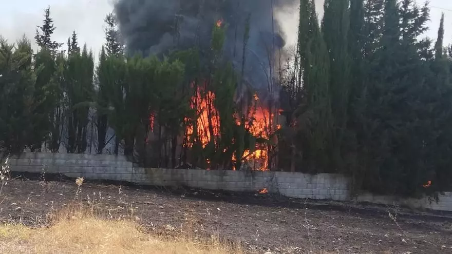 El fuego entra en una parcela de Posadas