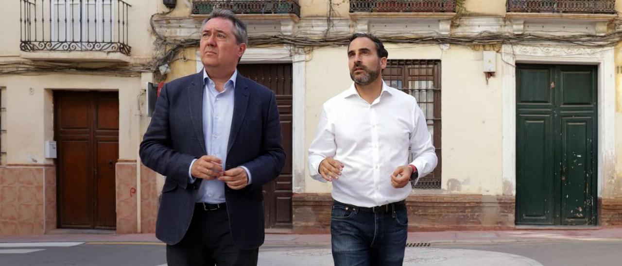 Los dirigentes socialistas Juan Espadas y Dani Pérez pasean por el centro de Málaga.