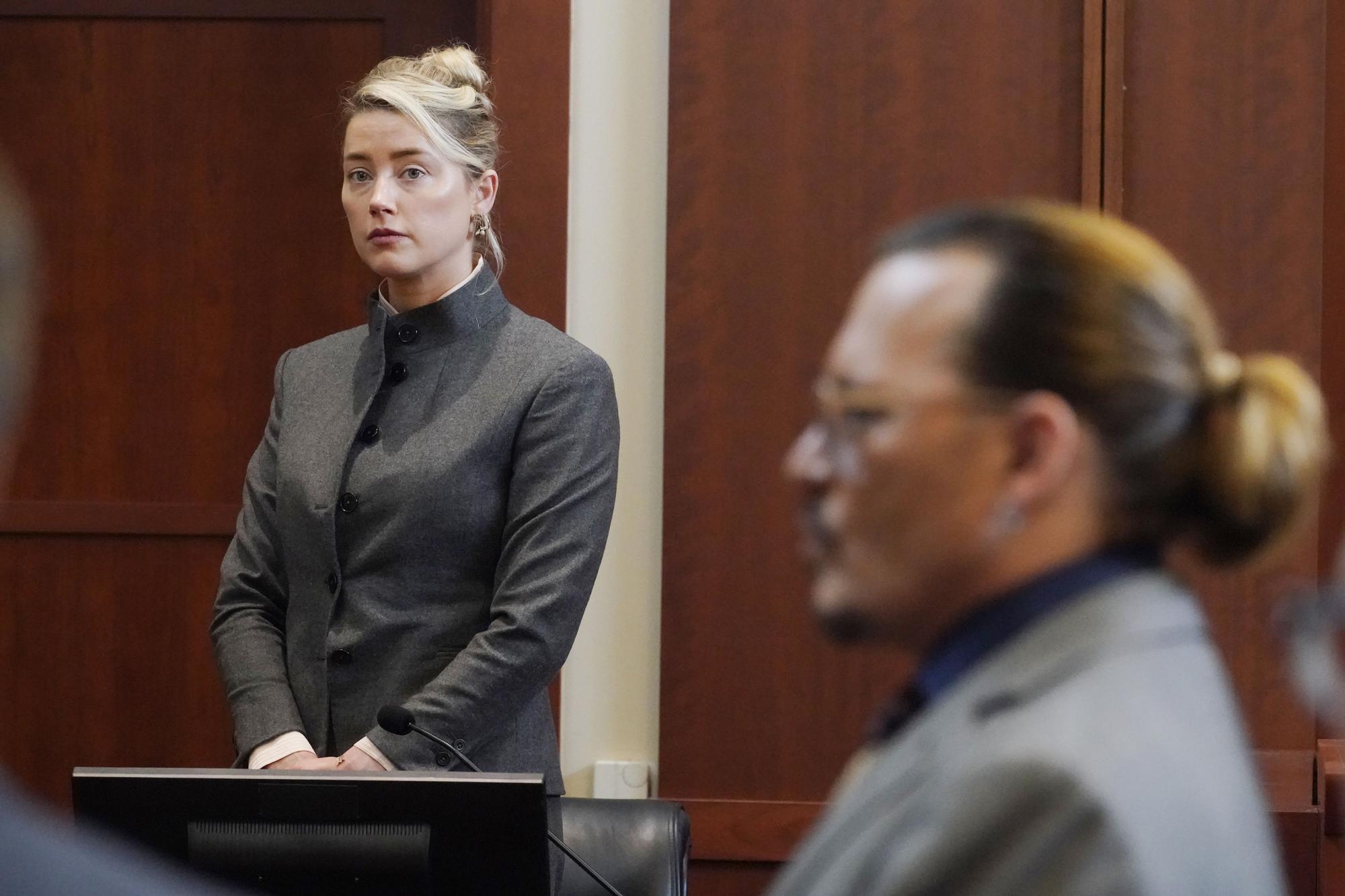 Amber Heard y Johnny Depp durante el juicio.