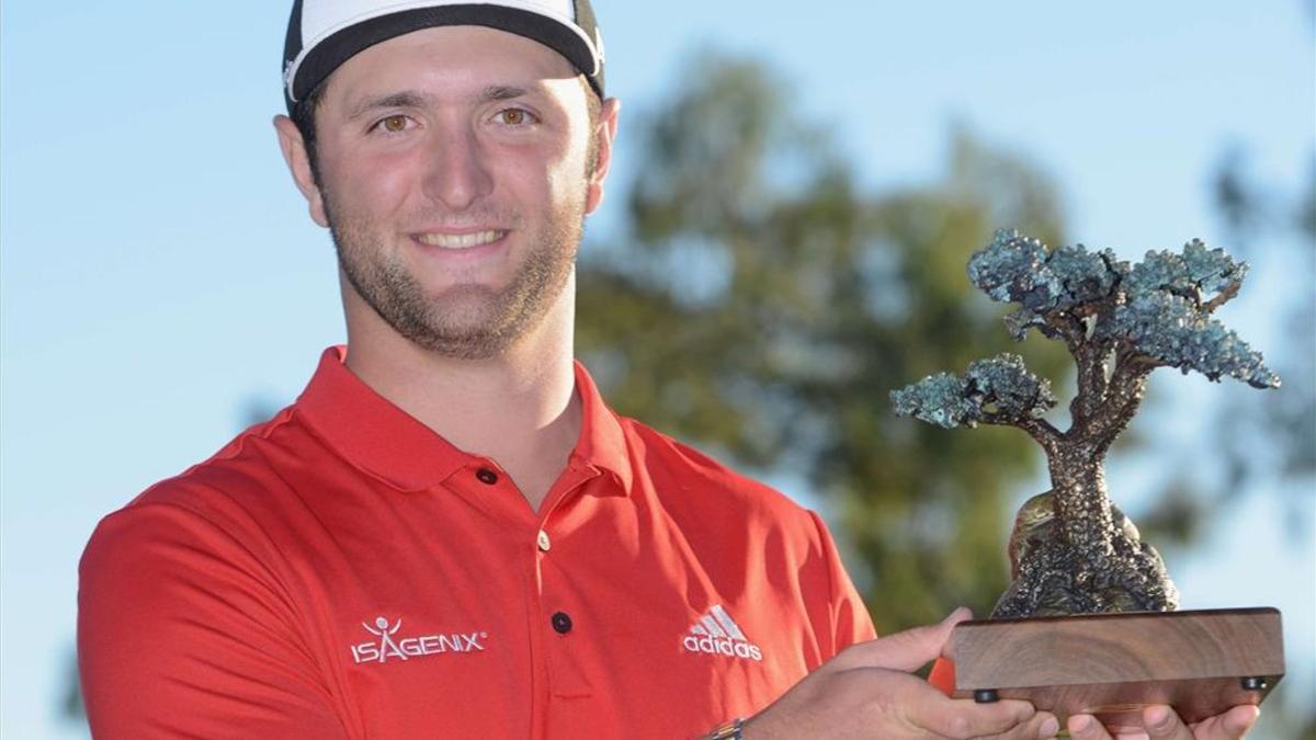 El vasco Jon Rahm, con su trofeo en San Diego