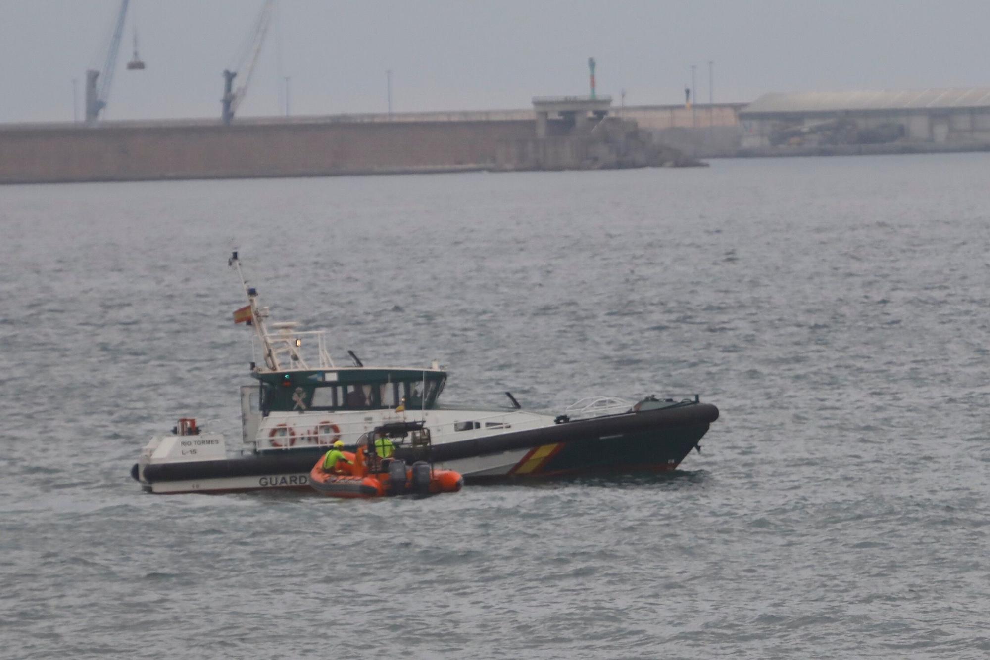 Una persona fallecida y un herido tras volcar su lancha enfrente de la costa de Gijón