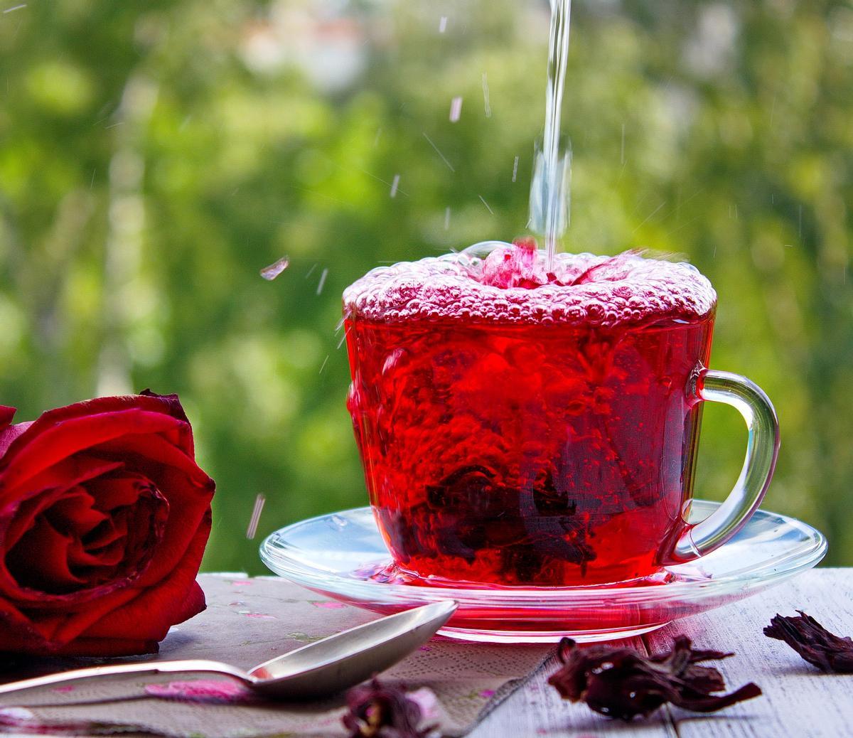 El té de hibisco es un excelente aliado para reducir barriga