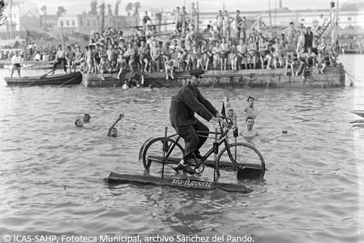 Manuel Pérez, mecánico ciclista, con su invento, la bici-flotante, compuesta de una bicicleta montada sobre flotadores de aluminio. (1962)