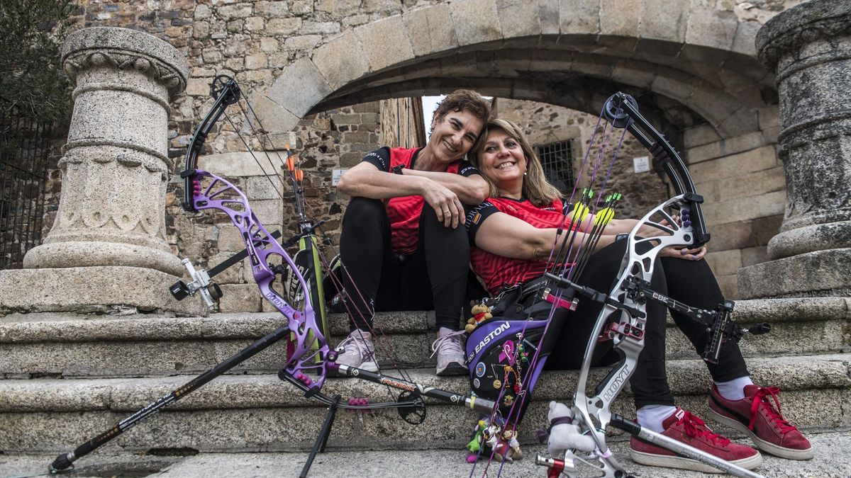 Fátima Agudo y Raquel de San Macario, ante el Arco de la Estrella.