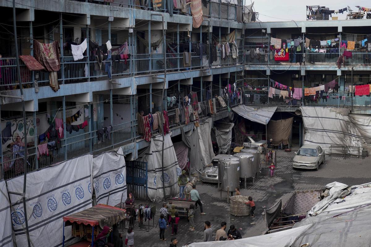 Desplazados palestinos en una escuela de la UNRWA, en Ciudad de Gaza.