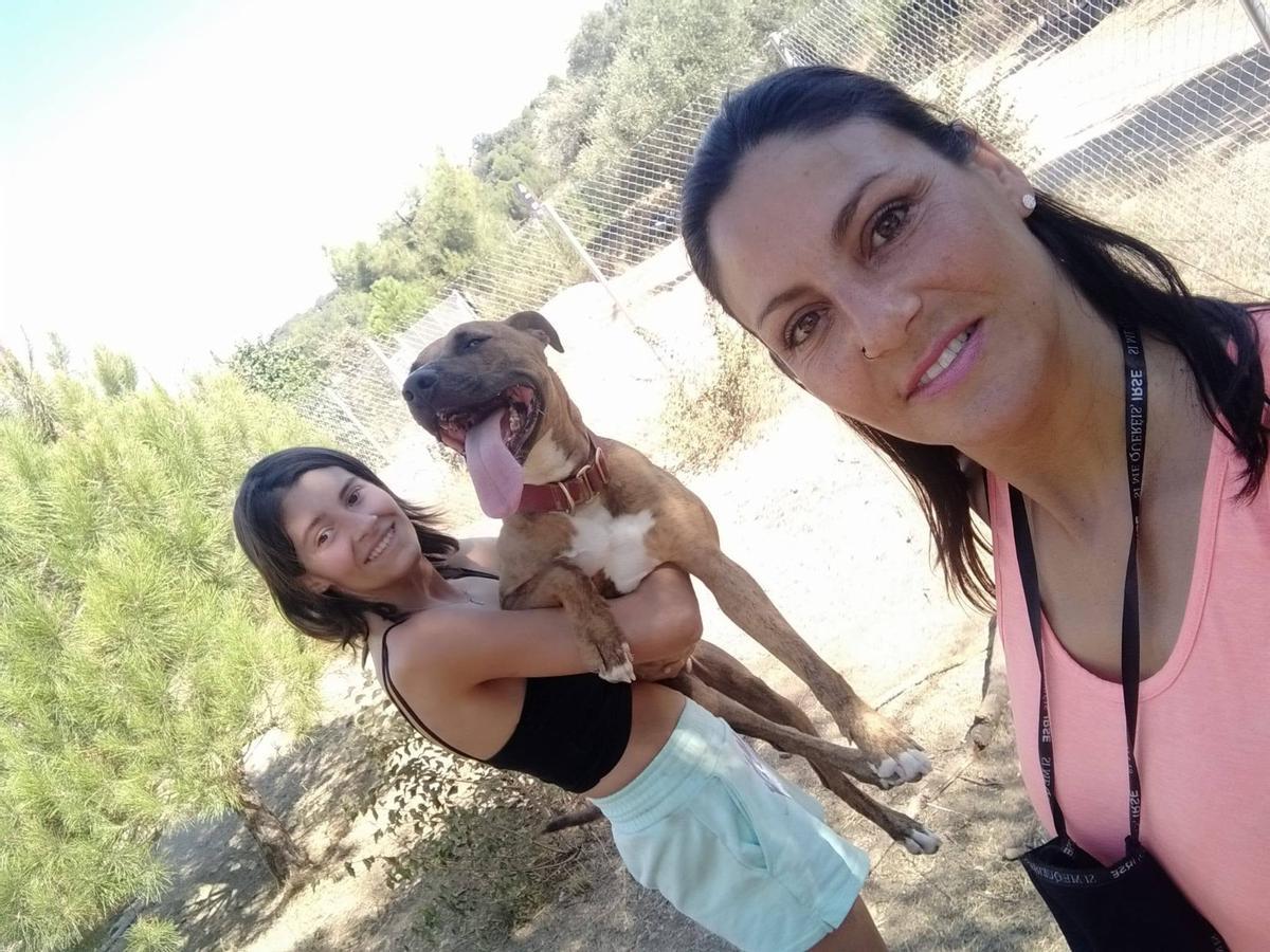 Raquel, junto a Duque y su madre.