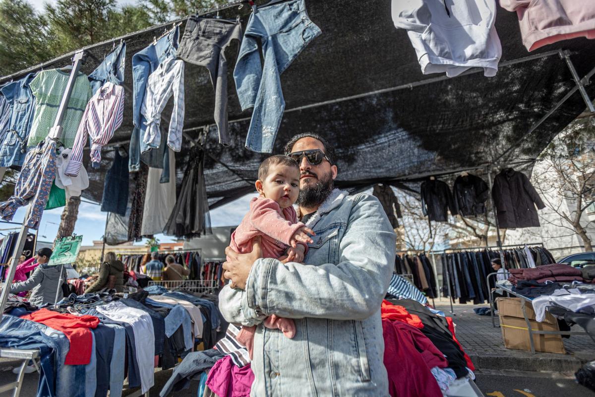 El histórico mercado ambulante inicia un exilio temporal: las obras de reforma del barrio exigen dejar libres las calles del Acer, de la Metal·lúrgia y del Crom, donde los puestos comerciales llevaban más de 50 años asentados. La nueva ubicación es desde el cruce de la calle de los Ferrocarrils Catalans con calle Foc hasta el cruce de la calle de la Mare de Déu de Port con el de calle Motors.