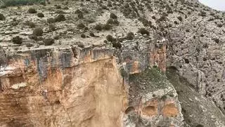 Voladuras de roca controladas en la carretera de Jaraba tras el gran desprendimiento: el objetivo es reabrir en verano