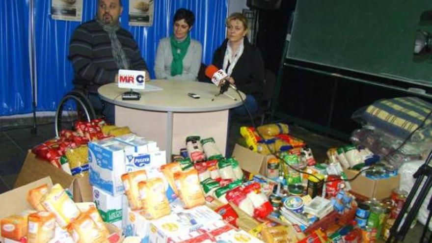 La asociación Amif entrega 500 kilos de alimentos a Cáritas de Villena